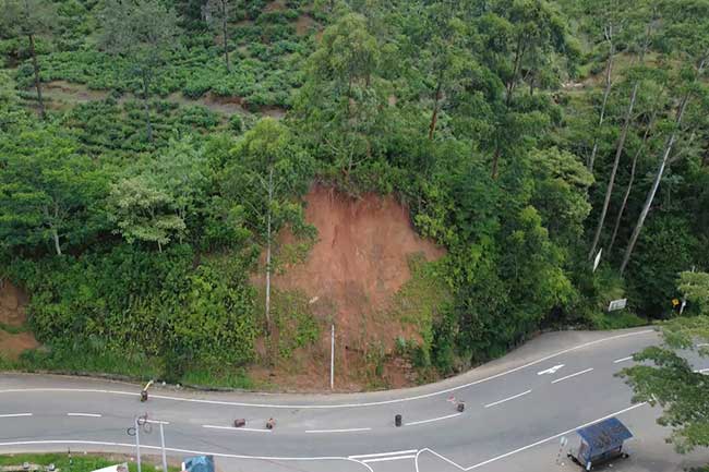 Traffic restricted to single lane on Hatton–Nuwara Eliya main road